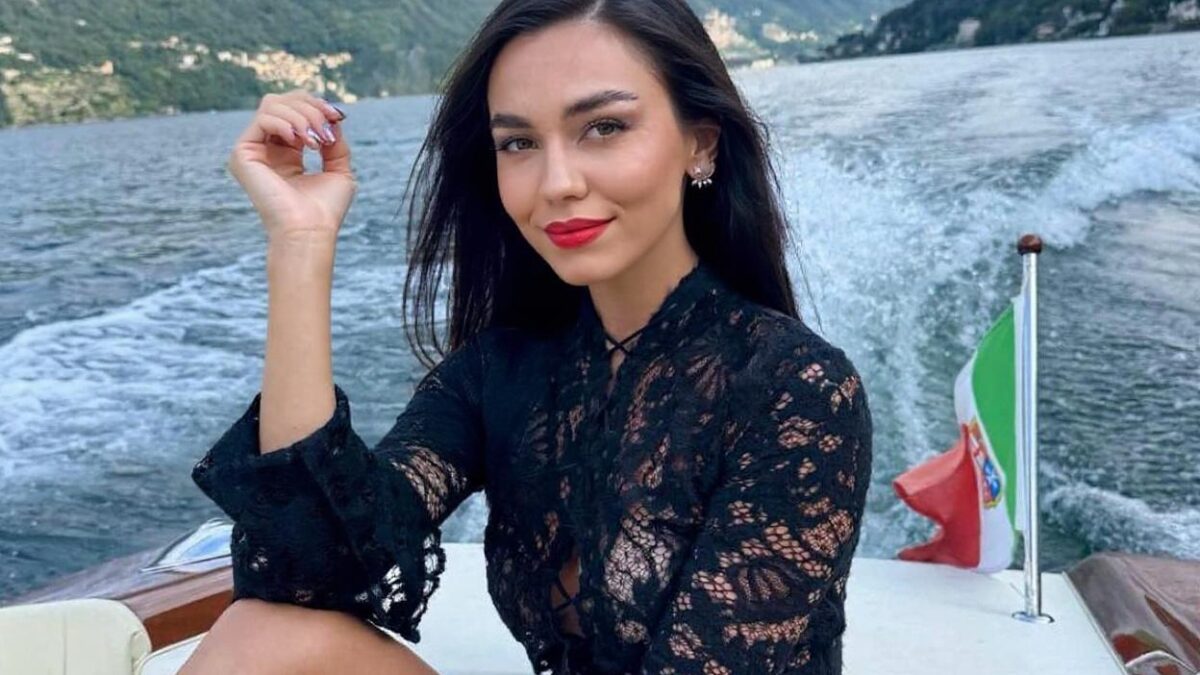 Mira, surprinsă cu un buchet imens de trandafiri după vacanța de două săptămâni. Cine i-a trimis florile?