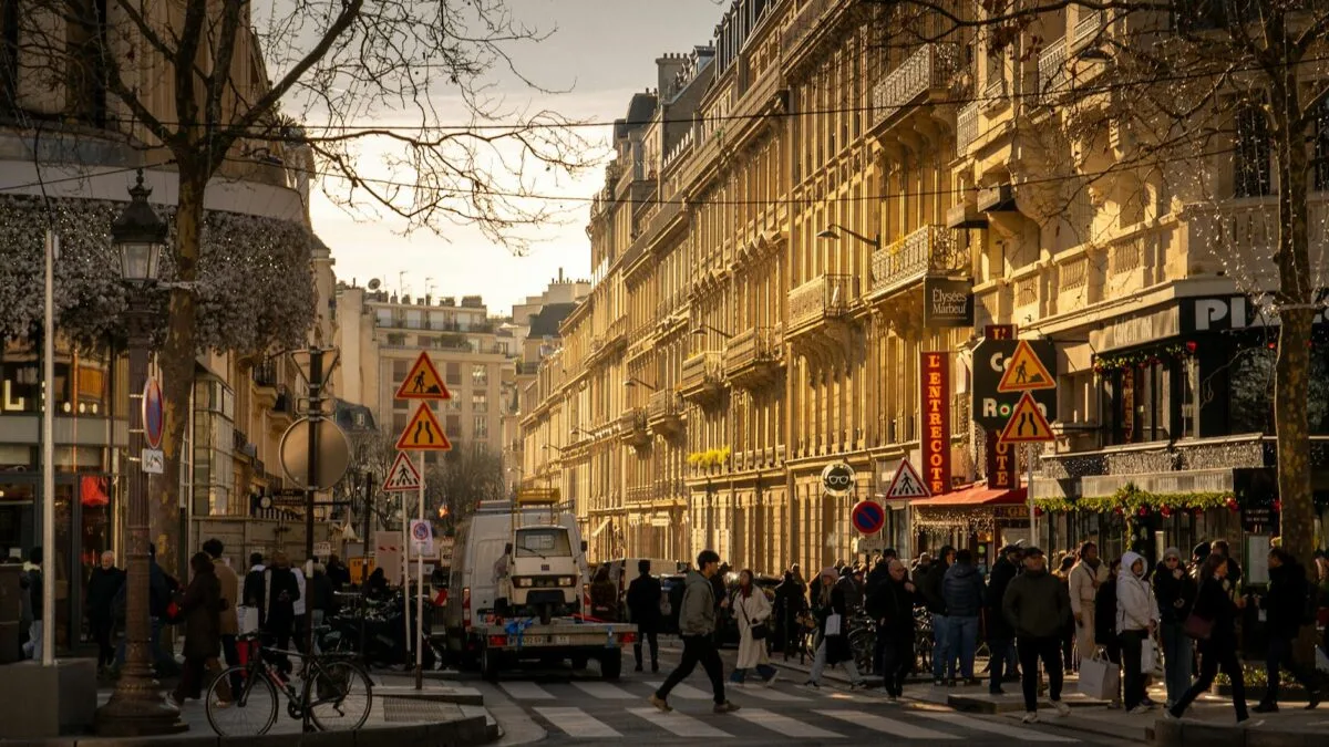 Nicușor Dan blocat Paris