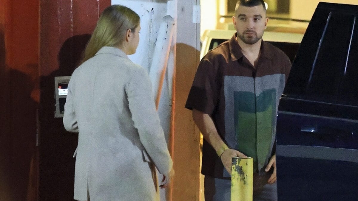 Taylor Swift și Travis Kelce, idilă la Beverly Hills: fustă plisată și viitor incert
