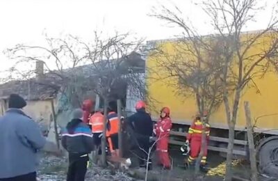 Un șofer beat a intrat cu TIR-ul în casă. Miracol la Buzău