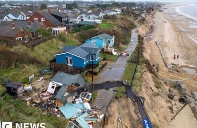 14 case de pe faleza din Hemsby riscă prăbușirea iminentă