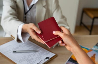 Ruși în goană după pașaportul moldovenesc. Poarta spre UE se închide