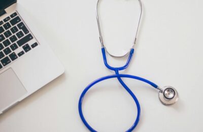 Prima zi de concediu medical nu se mai plătește. Statul economisește 120 milioane lei lunar