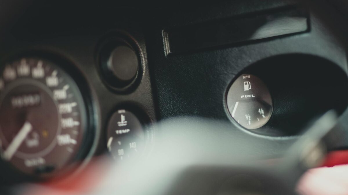 economisești combustibil condus