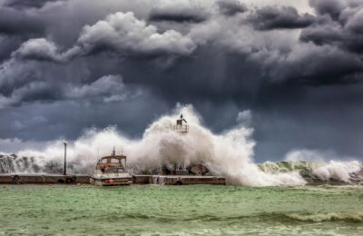 Tsunami de 9m în Italia – Vânt de 120 km/h, 190 de oameni evacuați de urgență