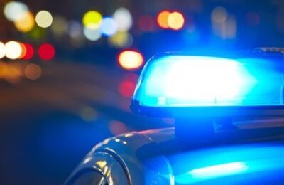 Furie în Anglia – 500 de migranți, mutați în secret la 3:30 noaptea într-o bază militară