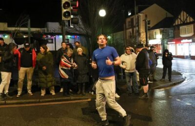 Anglia – 500 de migranți într-o cazarmă. Părinții își iau copiii de la școală