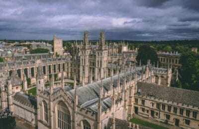 Locuitori din Oxford patrulează cu instrumente japoneze