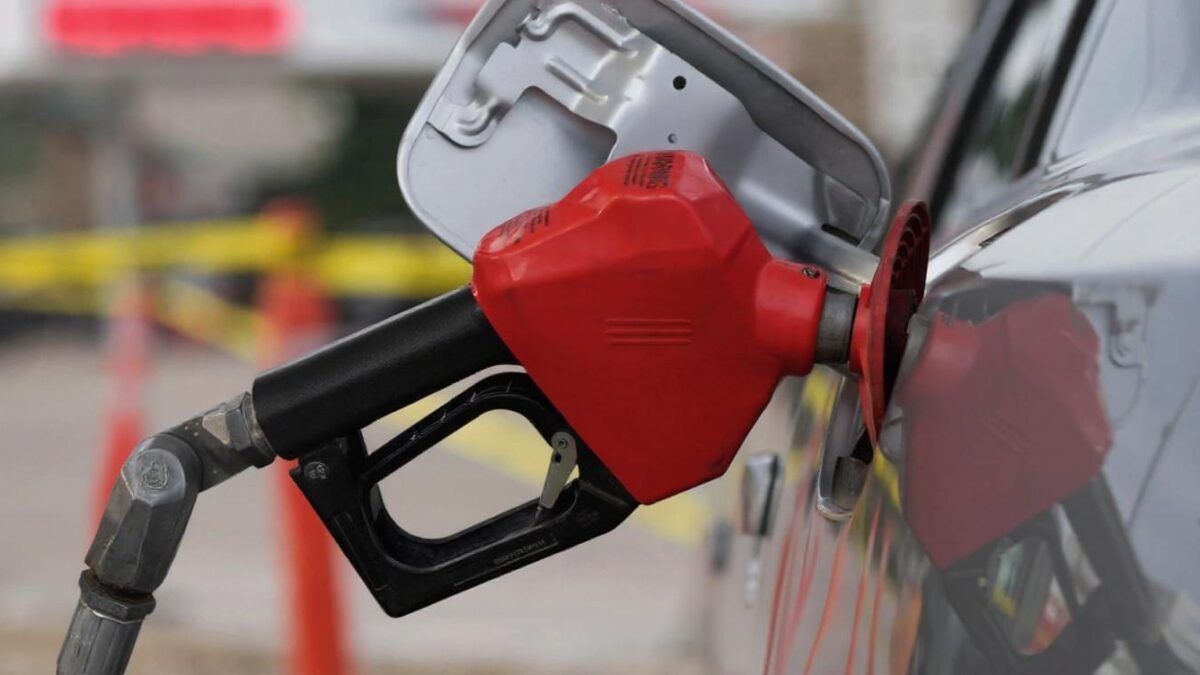 Producem 3 mil. tone de țiței, dar 55% din prețul benzinei sunt taxe. Paradoxul de la pompă