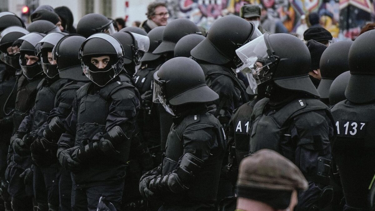 Minneapolis în flăcări – Asistent ucis, guvernatorul cere retragerea a 3.000 de agenți