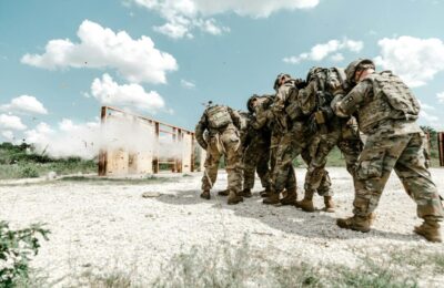 Ucrainenii aruncă roboți din drone pe pozițiile rusești