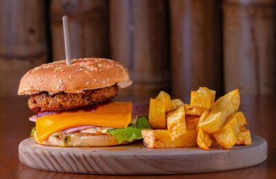 Salariu de 4.500 lei la fast-food în 2026? Turele de noapte sunt secretul