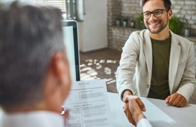 Sondaj – 46% dintre români vor bani, joburi și pace până în 2026