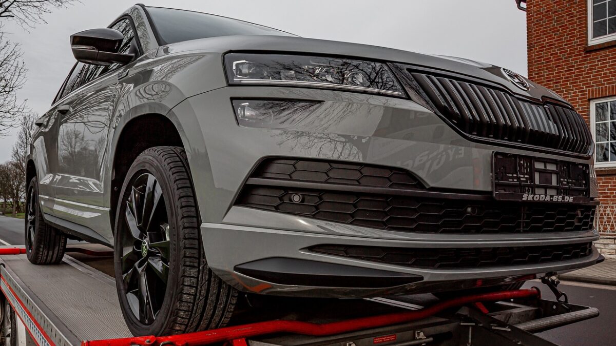 India taie taxele auto de la 110% la 40%. Ce înseamnă pentru Duster și Škoda