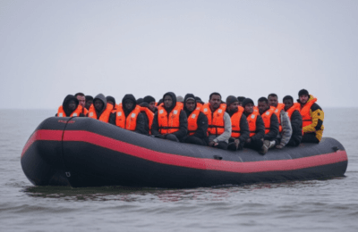 Marea Britanie: Telefoane confiscate de la migranți fără arest