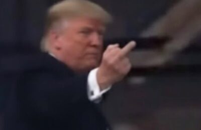 Trump, gest obscen la Ford Detroit. Replica acidă de la Casa Albă
