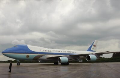 Air Force One renunță la designul din era Kennedy. Avionul va avea culorile dorite de Trump