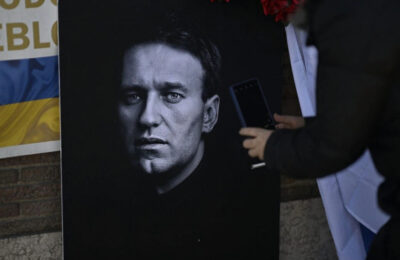 Zeci de oameni la mormântul lui Navalnîi. Mama sa acuză: „A fost ucis”