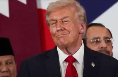 Trump se răzgândește într-o zi. Majorează tarifele de la 10% la 15%