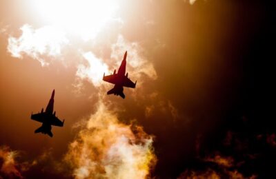 SUA trimit cea mai mare forță aeriană de la războiul din Irak spre Iran. Ce