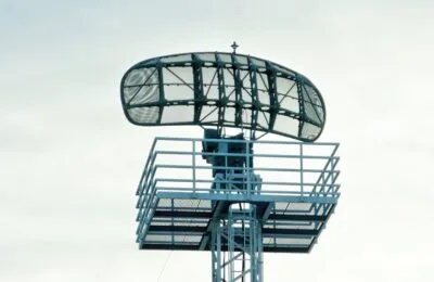 Radar militar blocat de un bloc de 9 etaje la Craiova. Cine e miliardarul din spate