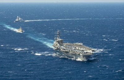 Nave înarmate au încercat să oprească un vas în Strâmtoarea Hormuz