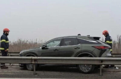 Imagine rară pe A1. O mașină a căzut de pe platformă și a aterizat între sensurile de mers