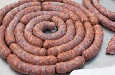 Alertă Carrefour: nu mâncați acest sortiment de cârnați. Poate provoca febră