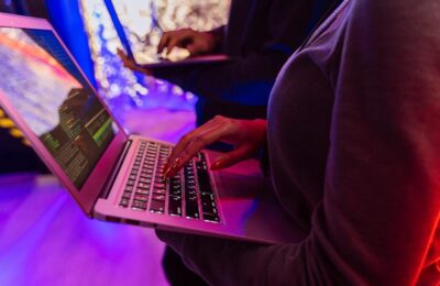 Trei amenințări cibernetice majore pentru români în 2026, accelerate de AI
