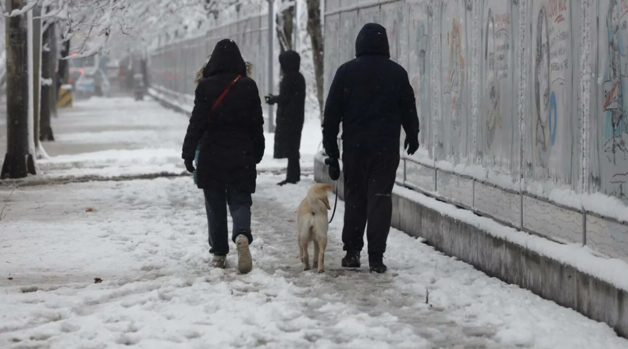 Amenzi de până la 2.000 de lei pentru cine nu curăță zăpada. Ce obligații au românii care stau la casă