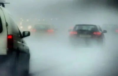 Alertă în 14 județe: Ceața și poleiul, pericol invizibil pe șoselele din România