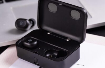 Patru companii aeriene interzic căștile Bluetooth în bagajul de cală din motive de siguranță