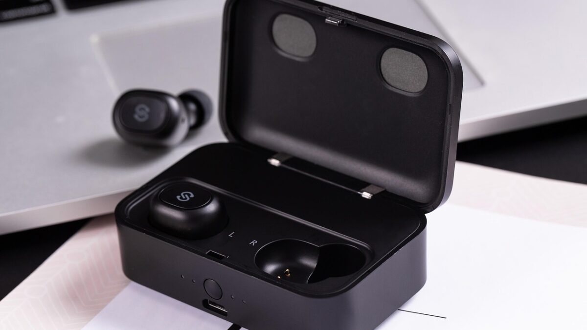 Patru companii aeriene interzic căștile Bluetooth în bagajul de cală din motive de siguranță