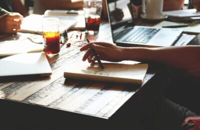 Muncă 16 ore pe zi în startup-urile AI. FMI avertizează că 60% din joburi vor fi afectate