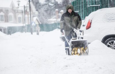 Cum deszăpezești mașina în 2 minute. 17 județe sub Cod Galben de ninsori