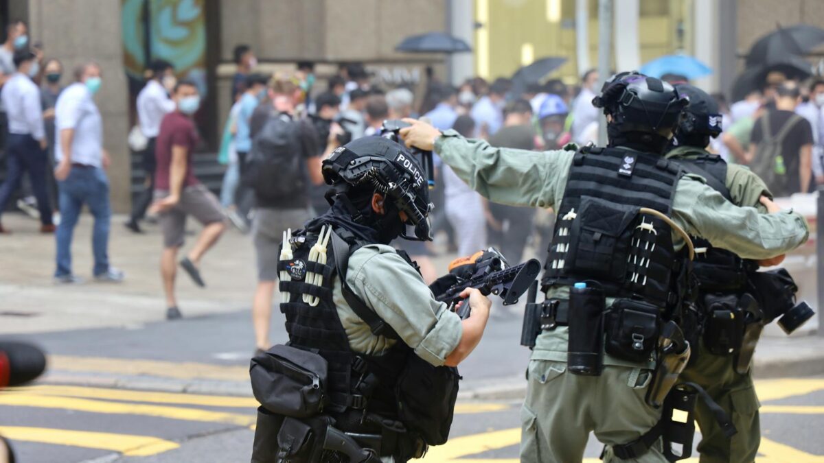 Alertă la Paris: 50 de extremiști cu glugi au făcut salutul nazist pe străzi