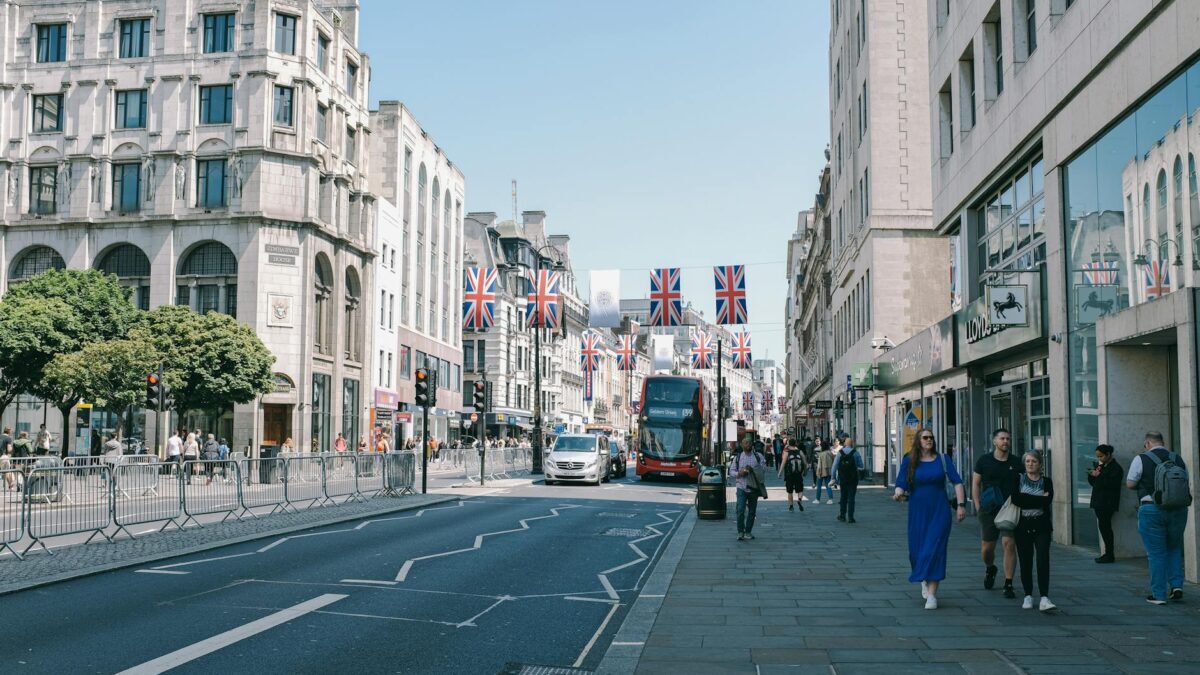 Încrederea britanicilor, la un minim al ultimilor 2 ani. Prețul caselor a scăzut cu 12 lire