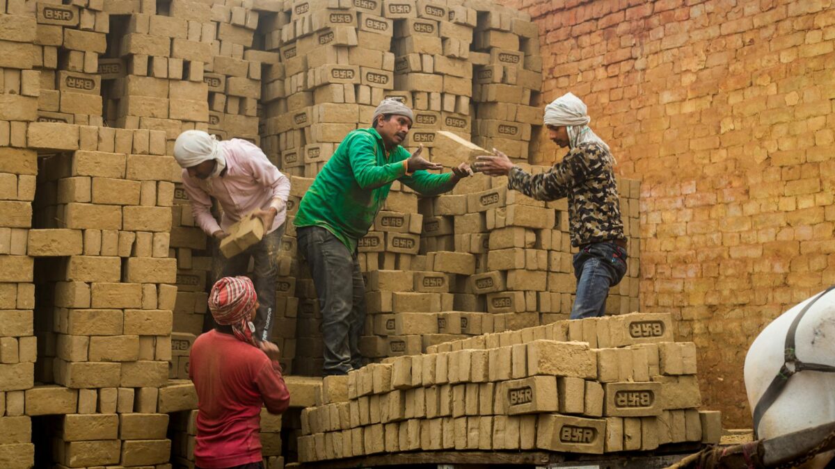 Rusia aduce 72.000 de muncitori din India. Salariul de 660$ refuzat de ruși