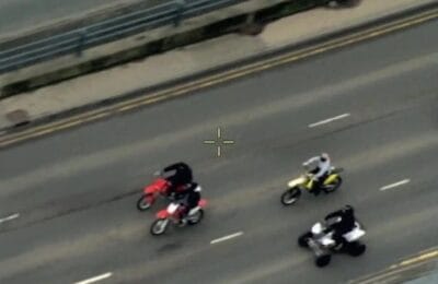 Polițistul îl izbește direct. Cum s-a încheiat urmărirea unui motociclist din Leeds