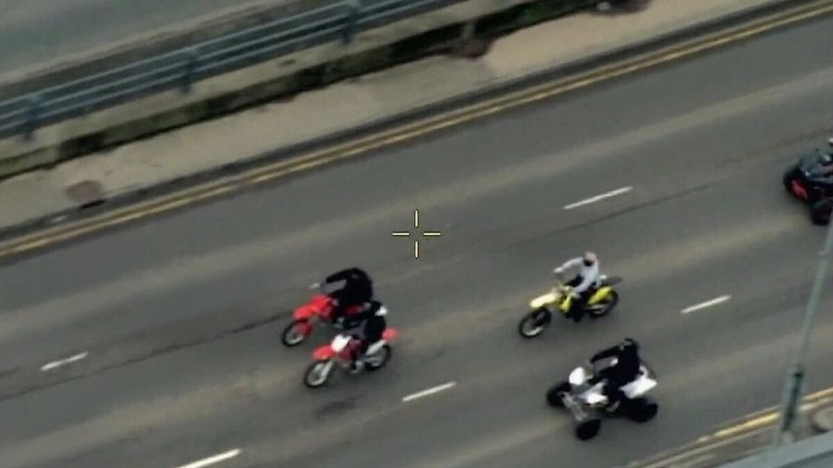 Polițistul îl izbește direct. Cum s-a încheiat urmărirea unui motociclist din Leeds