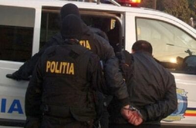 Profesorul de 64 de ani din Argeș, arestat după ce a sărutat o elevă de 13 ani