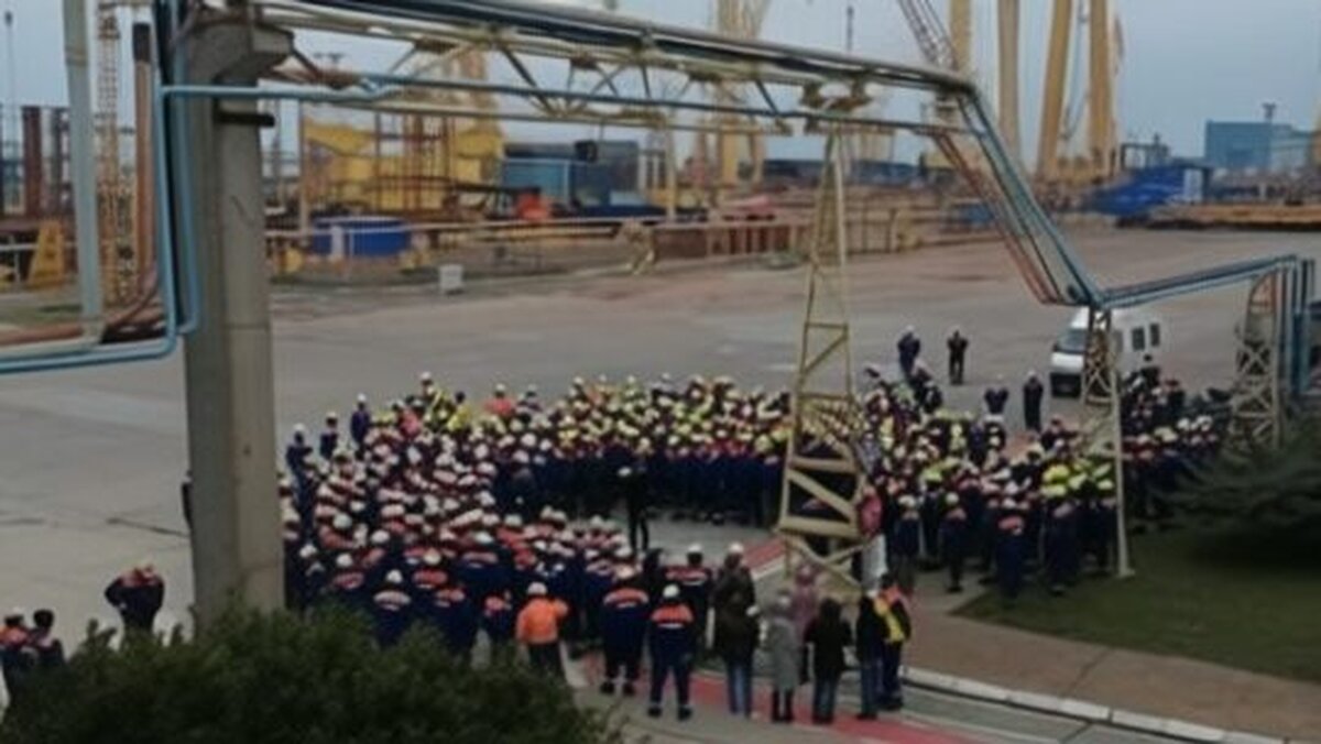 Protest masiv la Mangalia din cauza restanțelor de salarii și lipsei de comenzi