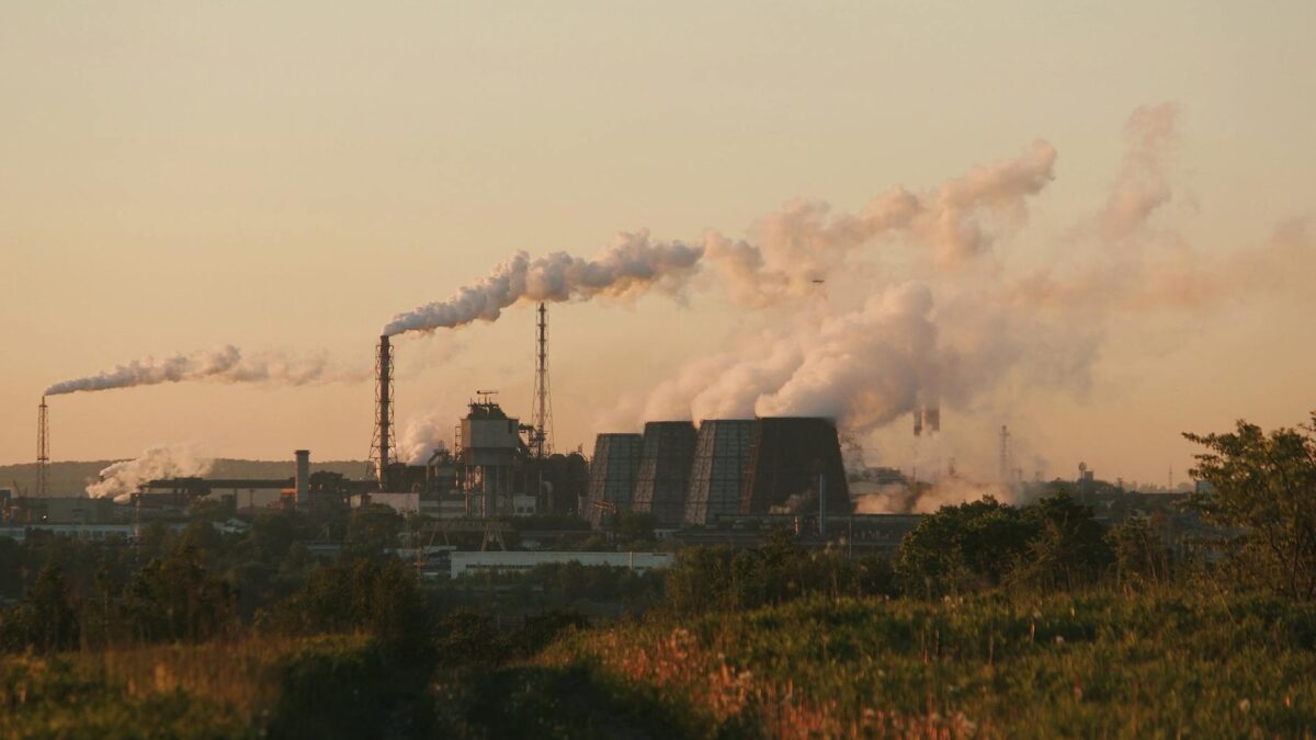 Războiul dronelor lovește la 2.000 km: O rafinărie Lukoil din nordul Rusiei a explodat