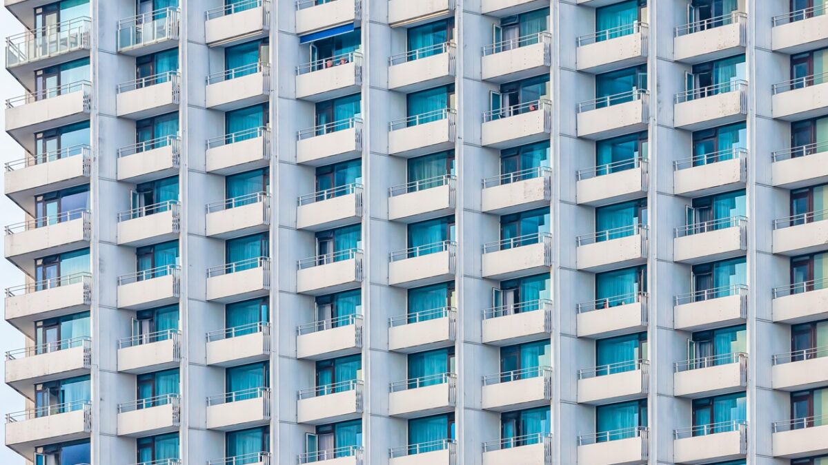 Impozitele scad dramatic pentru proprietarii de case și apartamente vechi