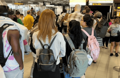 Zeci de români, blocați pe aeroportul din Berlin. Gheața a anulat toate zborurile