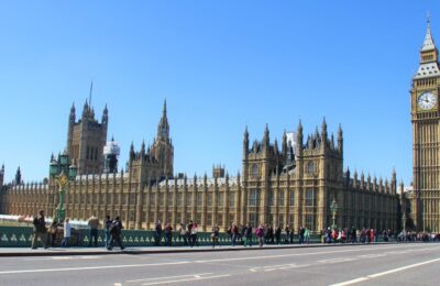 Șomaj de 14% la tineri. Guvernul britanic ar putea amâna egalizarea salariului minim