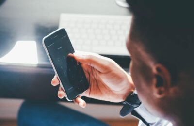 Interdicție pentru sub 16 ani pe social media. Starmer vrea să oprească și doomscrolling-ul