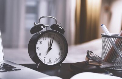 De ce te trezești cu 2 minute înainte de alarmă? Explicația științifică e uimitoare