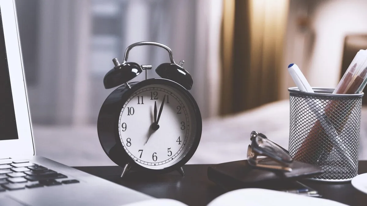 trezit inainte de alarma