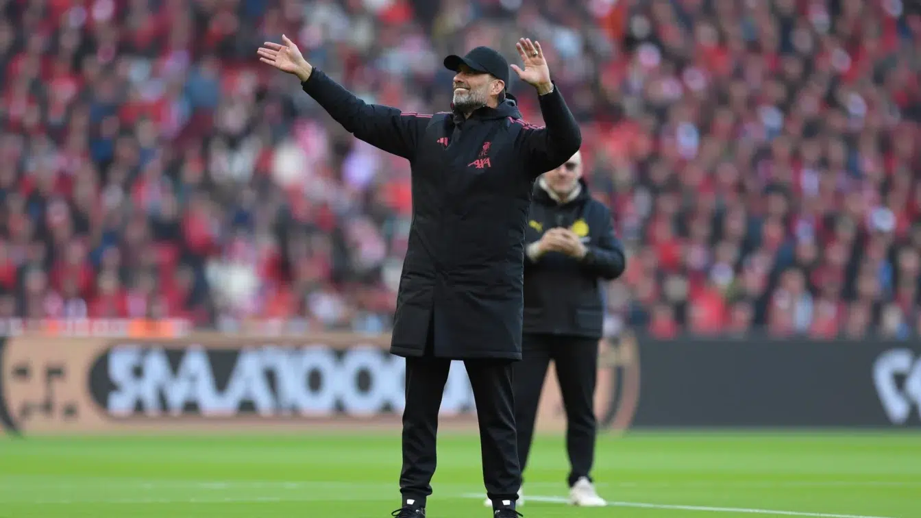 Jurgen Klopp revine pe Anfield în fața a 60.000 de fani și reface gestul celebru
